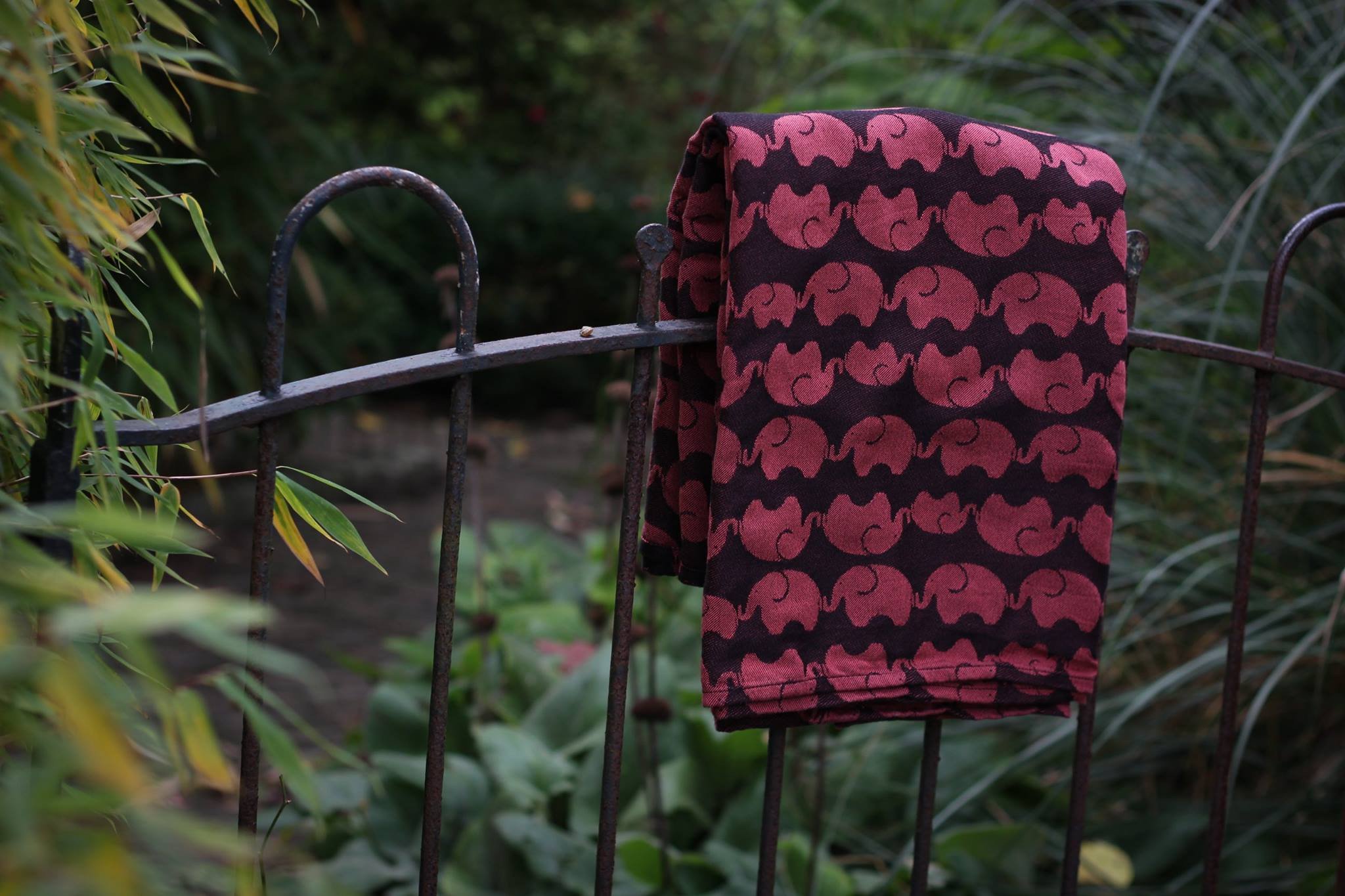 Yaro Elephants Black Corail Repreve Tencel