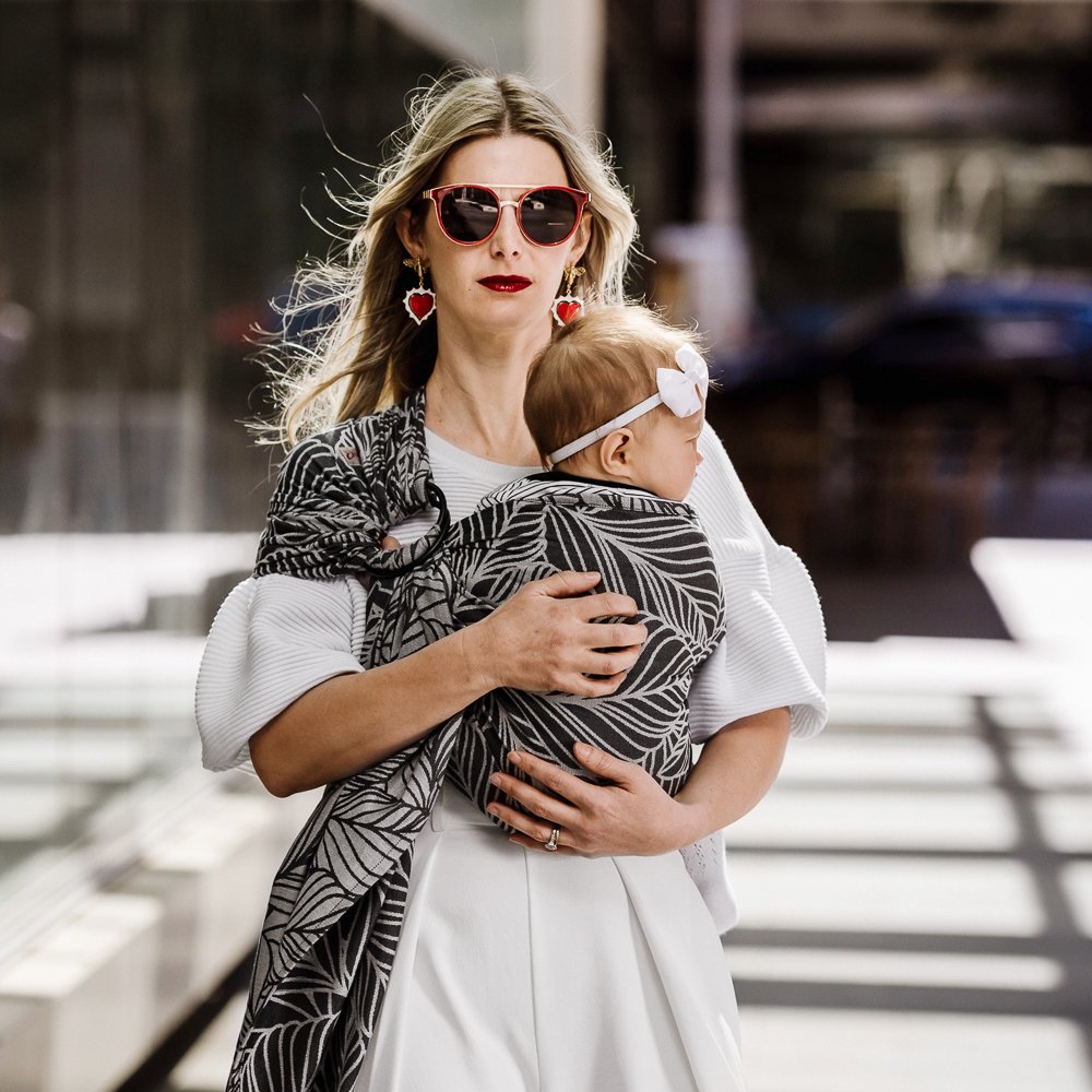 ring-sling-dancing-leaves-black-white_10