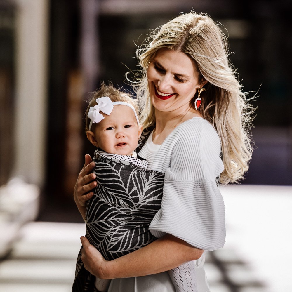 ring-sling-dancing-leaves-black-white_6
