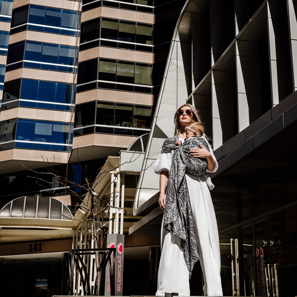 ring-sling-dancing-leaves-black-white_7
