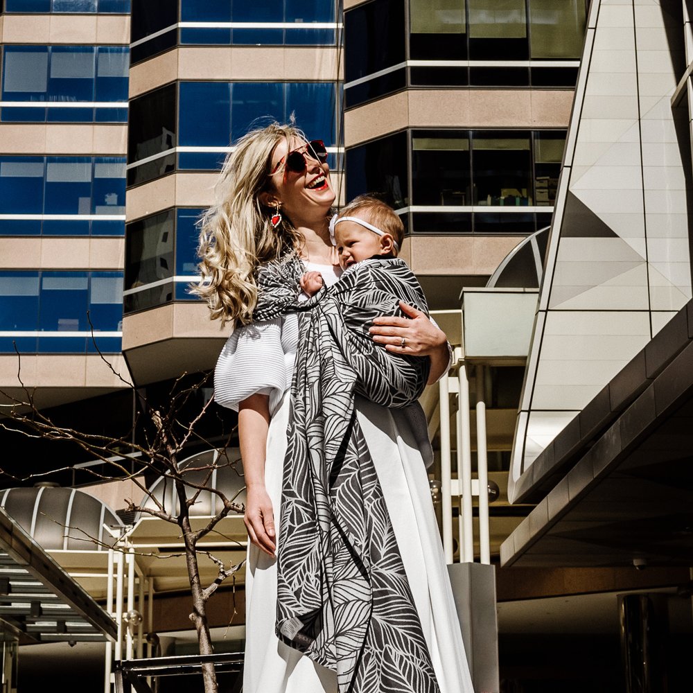 ring-sling-dancing-leaves-black-white_9